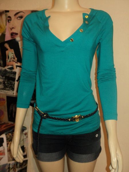 Blusa manga longa, decote em "v" detalhe na gola com botões.
